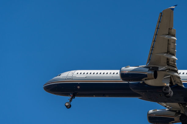 一架大型客机飞过蓝天图片下载