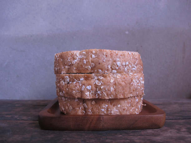 全麦面包放在旧木桌上。饮食的食物图片下载