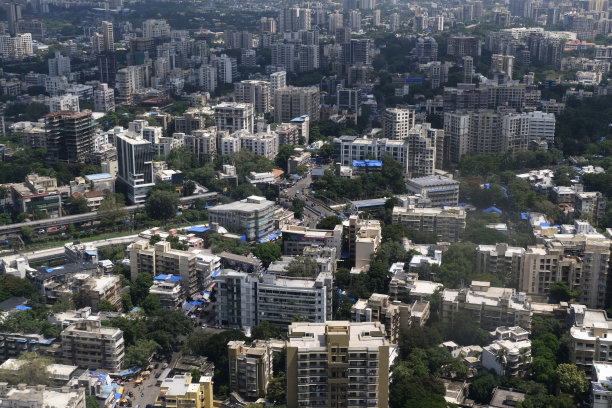 2022年6月25日，印度孟买，孟买天际线，俯瞰一座有道路、桥梁的建筑。图片下载