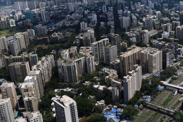 2022年6月25日，印度孟买，孟买天际线，俯瞰一座有道路、桥梁的建筑。图片下载