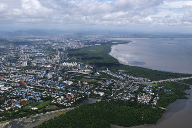2022年6月25日，印度孟买，孟买天际线，俯瞰一座有道路、桥梁的建筑。图片下载