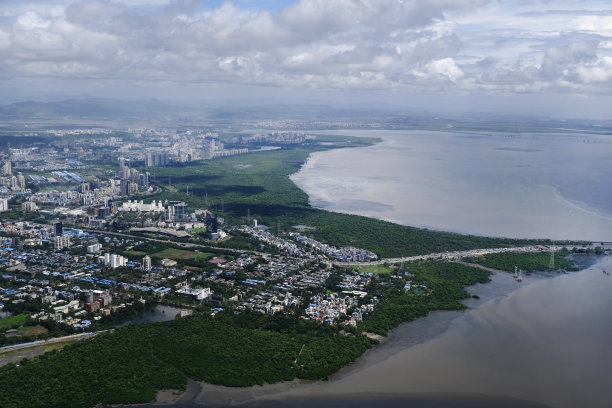2022年6月25日，印度孟买，孟买天际线，俯瞰一座有道路、桥梁的建筑。图片下载