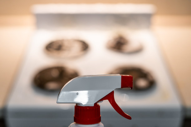 化学喷雾器在厨房炉子的背景上图片下载