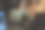 快乐微笑的女人30岁，晚上坐在家里的笔记本电脑前，怀里抱着一只灰色的宠物猫图片下载