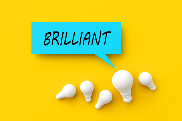灯泡上有一个语音泡泡，上面有一个辉煌的字。聪明的想法图片下载