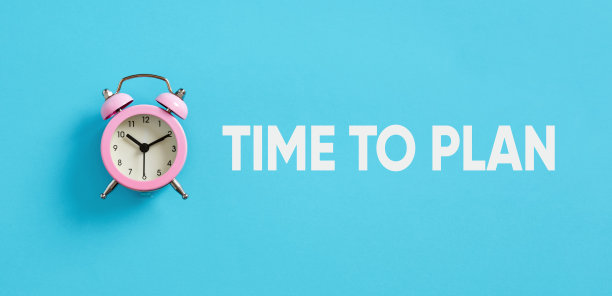 商业计划。准备商业计划。粉色闹钟在蓝色背景的消息时间计划。图片下载