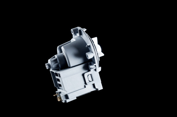 洗衣机新发动机塑料泵，黑色背景，隔离图片下载
