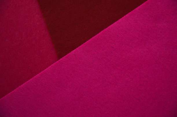 色彩抽象的背景装饰。酒红色的毡片。行,几何。洋红色万岁，今年的流行色。图片下载