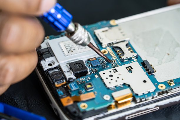 技术人员用烙铁修理手机内部。集成电路。数据、硬件、技术的概念。图片下载
