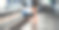 上图是站在站台上使用平板电脑的快乐女子图片下载
