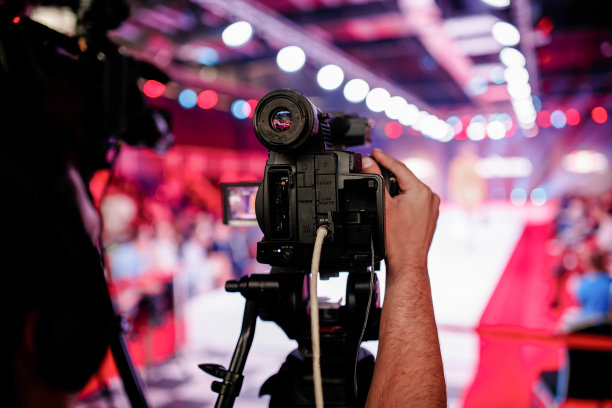 时装秀电视直播，时装周主题照片。图片下载