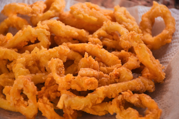 炸脆鱿鱼特写。鱿鱼圈图片下载