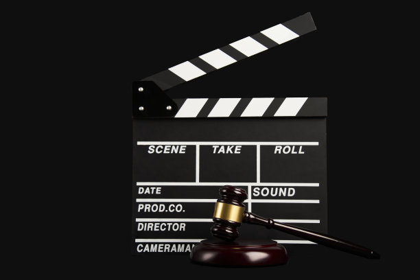 电影场记板和法官木槌背景图片下载