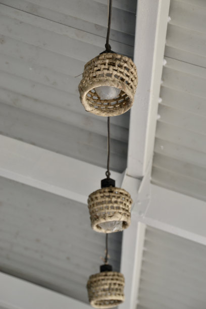 室外一排带有编织篮形遮阳的灯给空间带来了一种非常热带的感觉图片下载