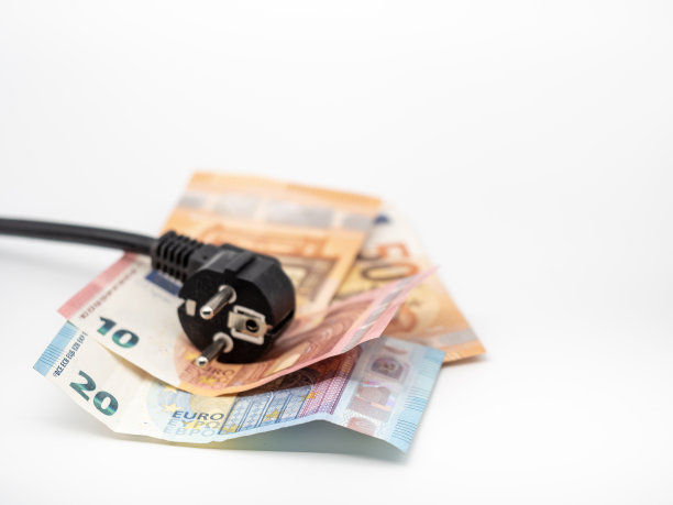 带有电源插头的欧元钞票图片下载