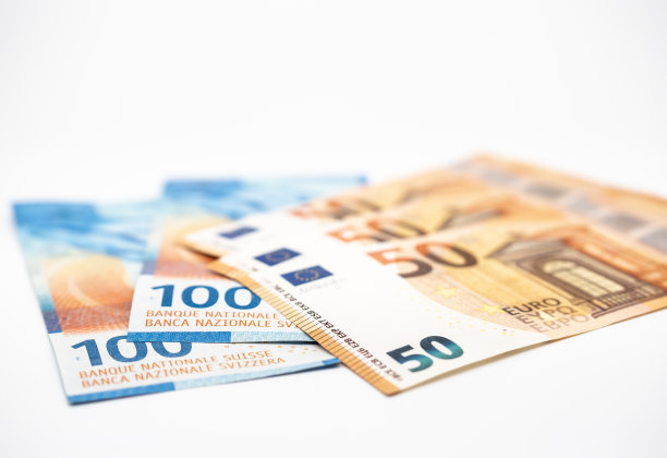 瑞士法郎钞票和欧元钞票放在一起图片下载