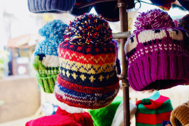 圣诞市场上展示的冬季帽子图片下载