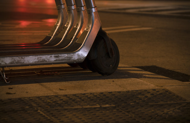 晚上街上的电动滑板车。马德里,西班牙图片下载