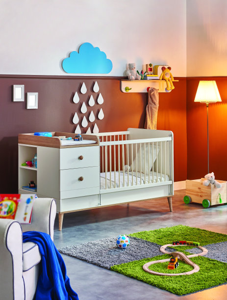 婴儿房设计的家具风格有床柜和梳妆台，装饰性的儿童房有灯架和沙发风格。图片下载