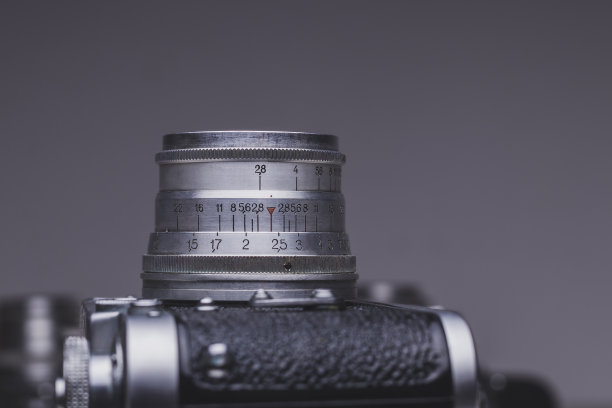 老式复古相机的金属镜头安装在相机上图片下载