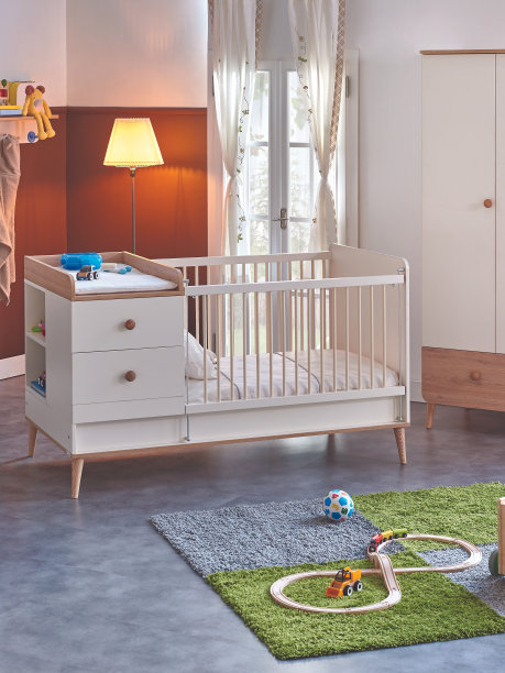 婴儿房设计的家具风格有床柜和梳妆台，装饰性的儿童房有灯架和沙发风格。图片下载