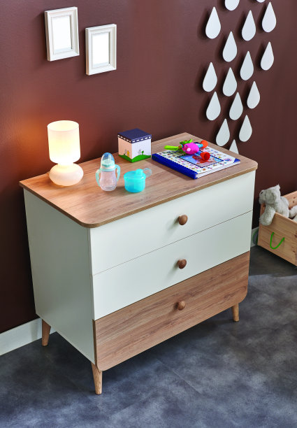 婴儿房设计的家具风格有床柜和梳妆台，装饰性的儿童房有灯架和沙发风格。图片下载