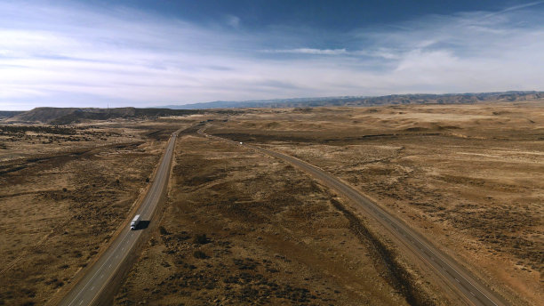 冬季旅行货物运输长途半卡车车队基础设施支持农村西部美国州际公路照片系列图片下载
