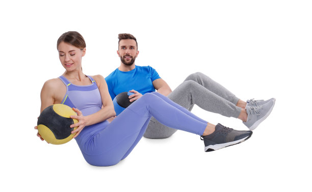 一对运动员夫妇在白色背景上用药球做运动图片下载