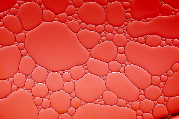 橙红色抽象油和水气泡图案，面部精华或皮肤护理背景。艺术图像背景。图片下载