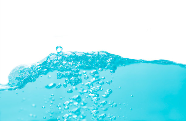 矿泉水气泡孤立在白色背景上。图片下载