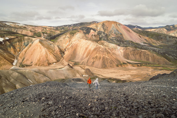 徒步旅行者穿越高原风景照片图片下载
