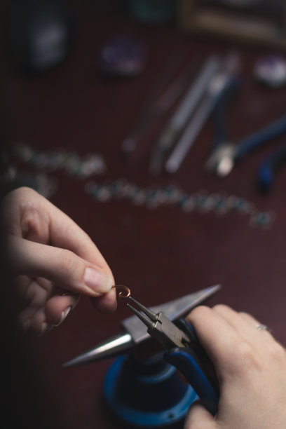 接近珠宝创作过程的概念照片图片下载