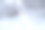 雪路的人从后面走。图片下载
