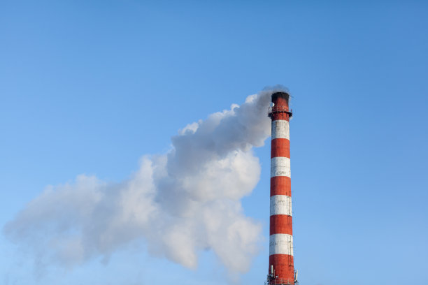 从锅炉房烟囱里冒出的白色浓烟。工业园区。图片下载