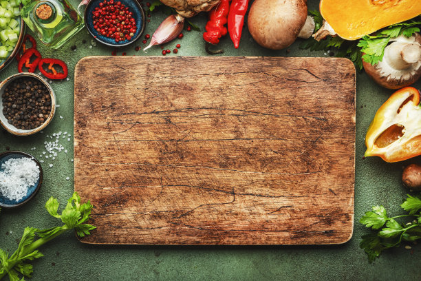 食品的背景。质朴的木砧板。蔬菜，蘑菇，根茎，香料-素食的原料，烹饪。健康饮食，饮食舒心慢食。的概念。旧厨房桌子，俯视图图片下载