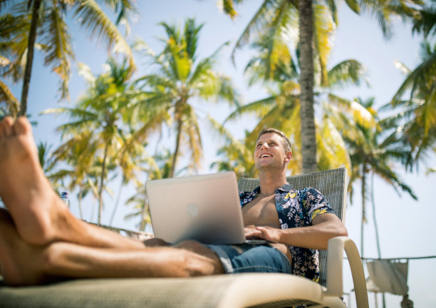 年轻的数字游民带着电脑在海上旅行图片下载