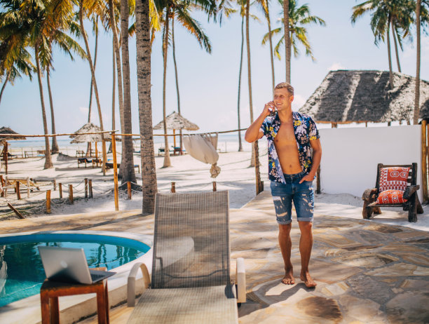 年轻的数字游民带着电脑在海上旅行图片下载