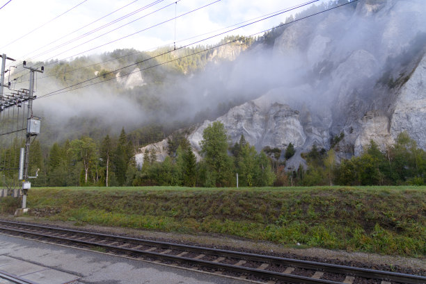 Railway tracks at railway station Versam-Safien, Canton Graubünden, on a blue cloudy autumn day.图片下载