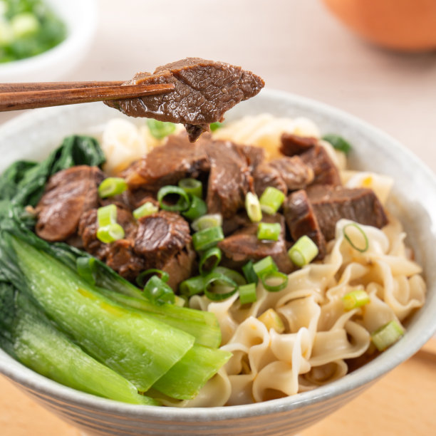 牛肉面。台湾名菜放在木桌上的碗里。图片下载
