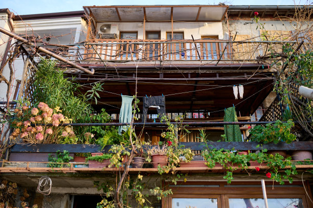 海边小镇的旧阳台上有植物和晾衣服图片下载