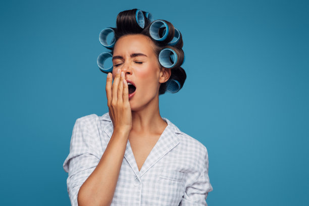 一个可爱的昏昏欲睡的女人的肖像图片下载