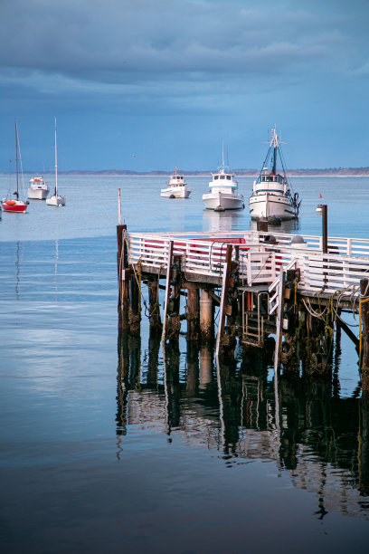 美国加利福尼亚州蒙特利湾静止水域上的码头和渔船。图片下载