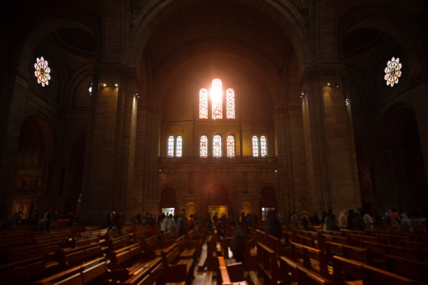 法国巴黎蒙马特高地上的圣心大教堂图片下载