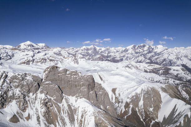 从鸟瞰山景，以阳光为宁静的背景图片下载