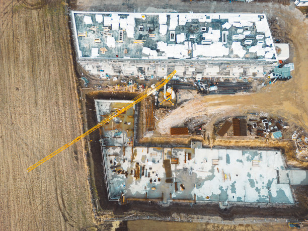 从上往下看正在进行的两栋住宅建筑工地图片下载