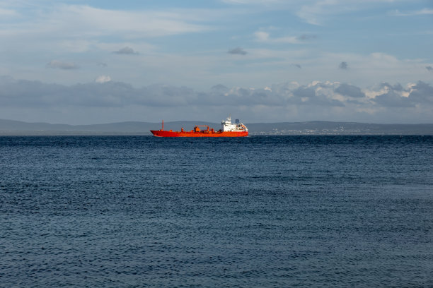 载重货船航行图片下载