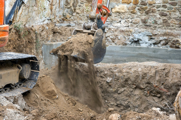 施工挖掘机在施工现场工作图片下载