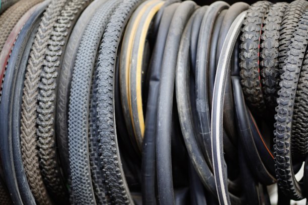 商店里的旧自行车轮胎图片下载