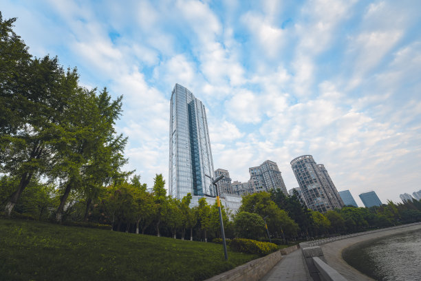 阳光灿烂的成都金融城图片下载