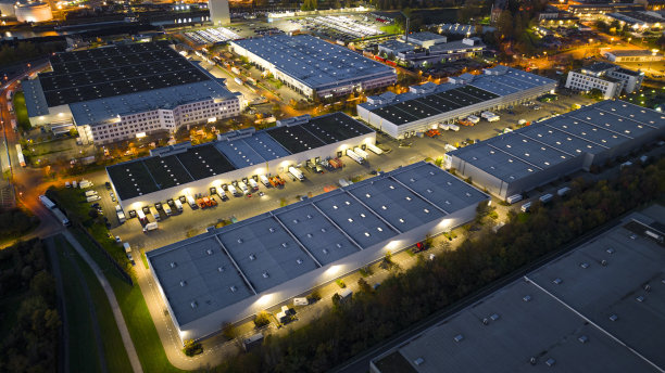 黄昏时分的工业区——鸟瞰图图片下载